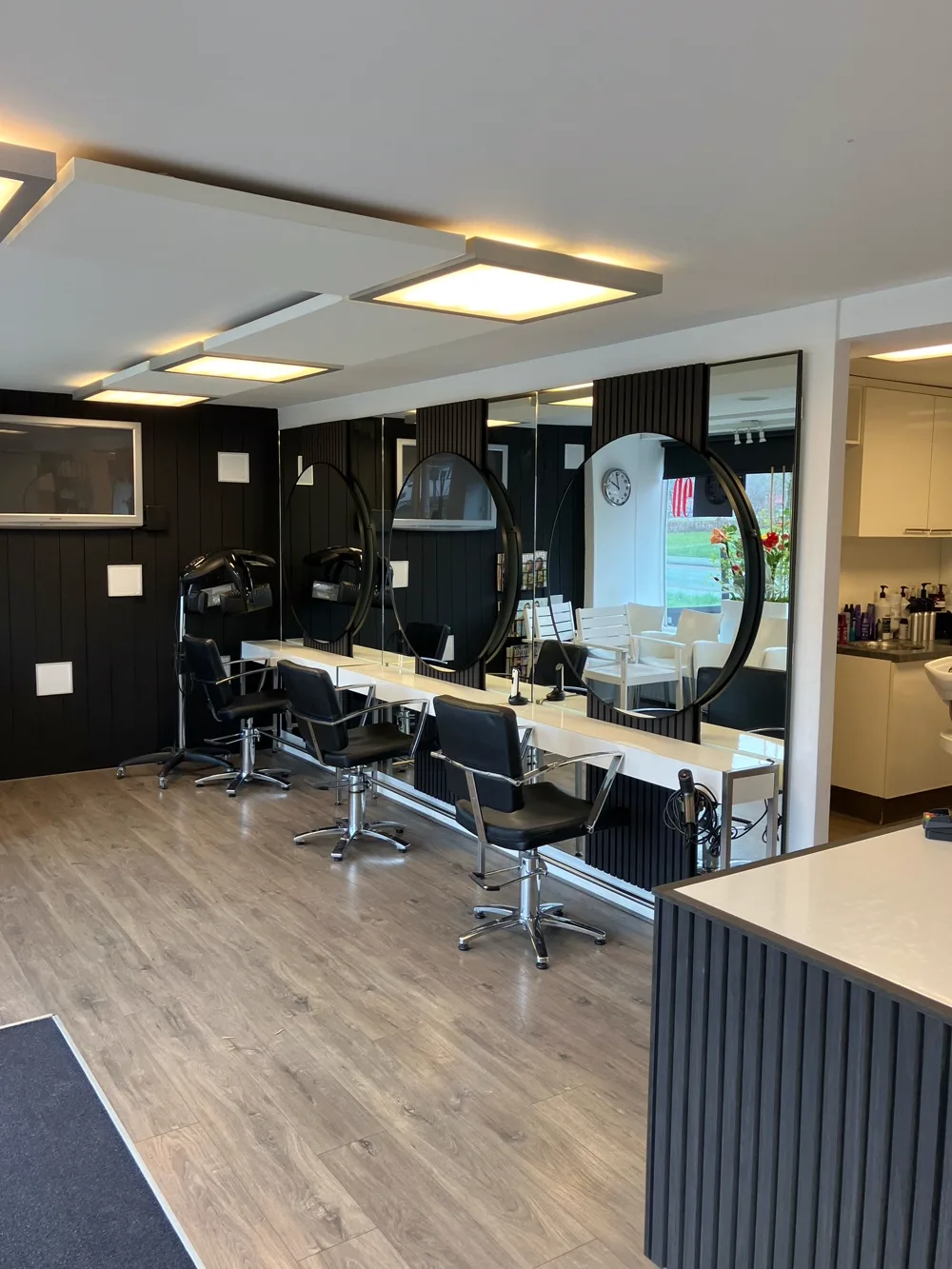 Stylingplekken met spiegels in de salon van De Kapper Drachten